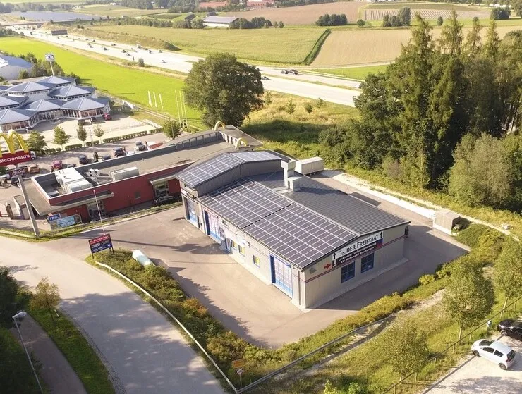 Luftbild unseres Betriebsgebäudes in Sulzemoos mit Solardach, direkt an der A8