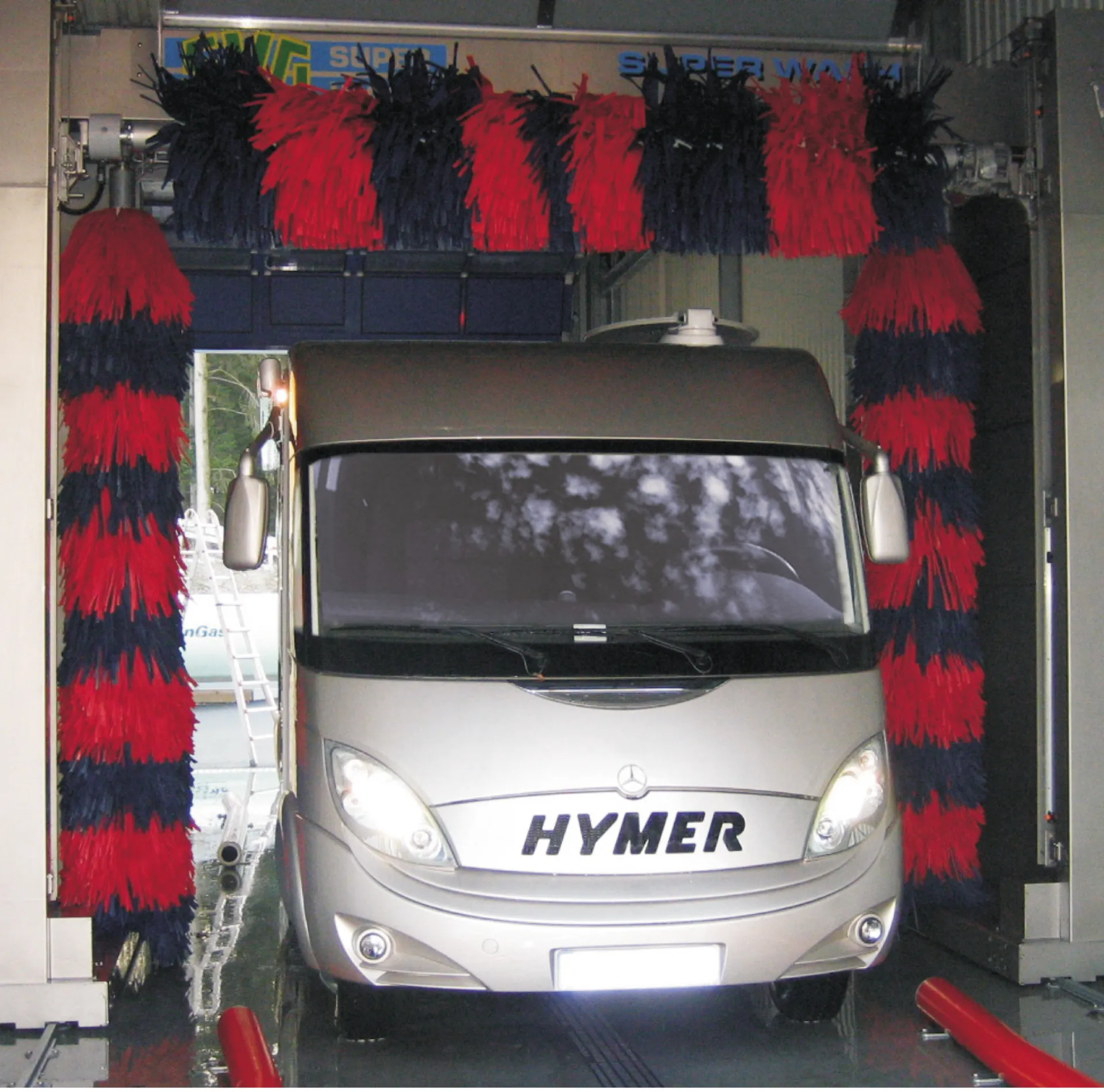 Hymer-Wohnmobil in der Waschhalle zwischen rot-blauen Waschbürsten